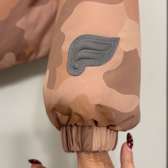 Fabletics Cloudshell Cropped Puffer Jacket XXS Beige Camo - Picture 5 of 15